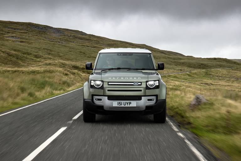 Land Rover Defender PHEV (2022) rijdend, frontaal