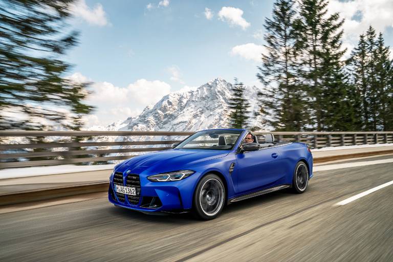 BMW M4 Cabrio (2022) rijdend, vooraanzicht