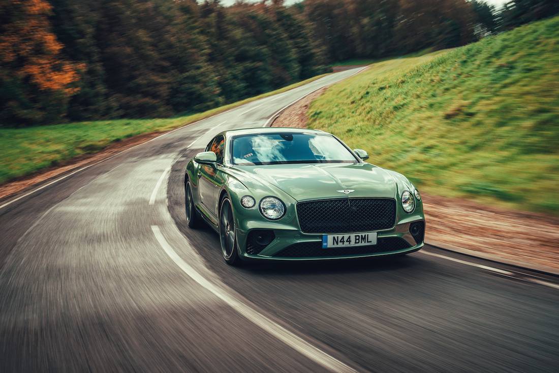 Bentley Continental GT V8 (2022) rijdend, vooraanzicht