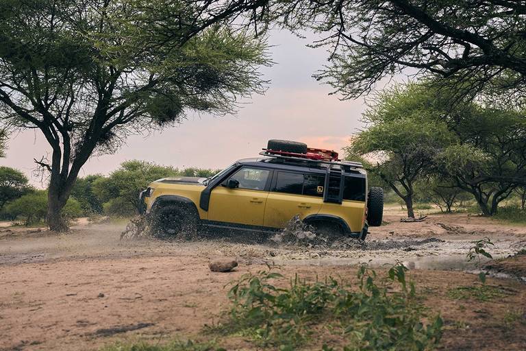 BEBE20250626 Land Rover Defender Trophy Edition 02