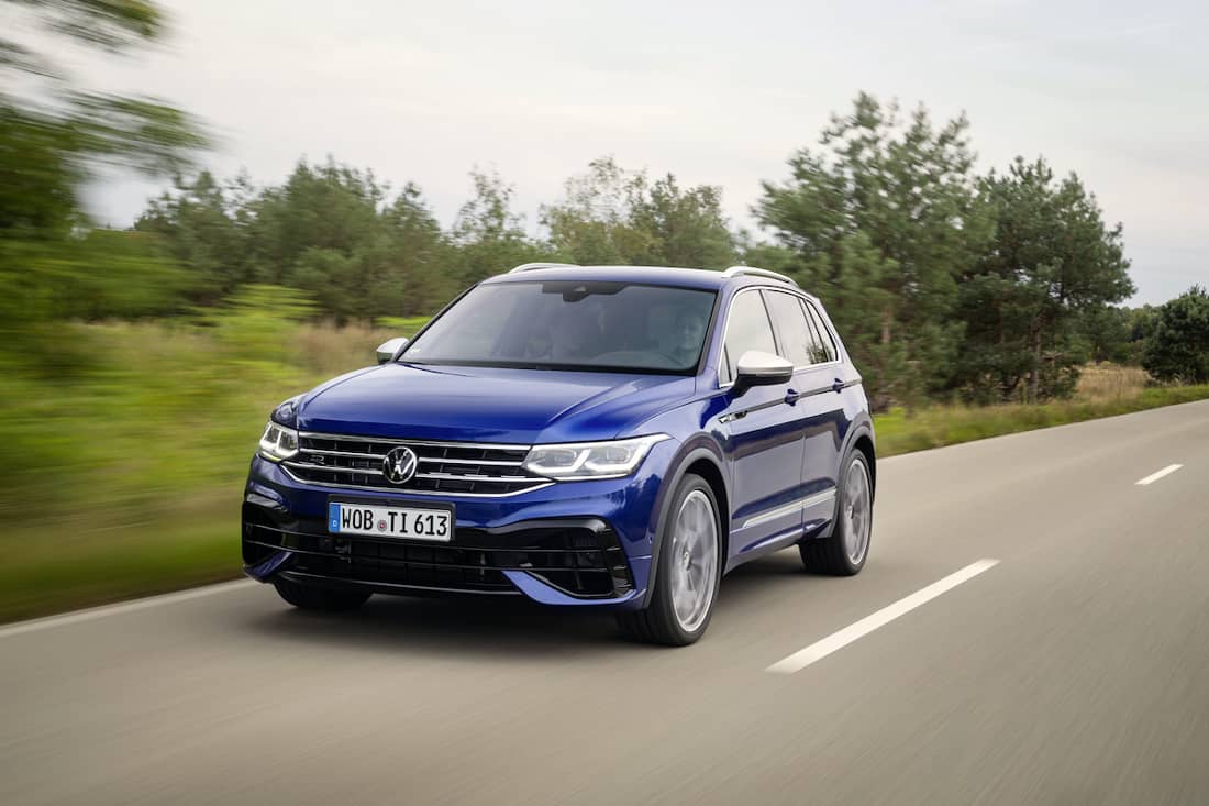 AS24 Volkswagen rijdend voor