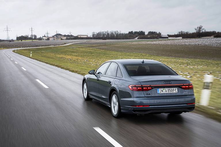 Audi A8 60 TFSI e (2023) rijdend, achteraanzicht