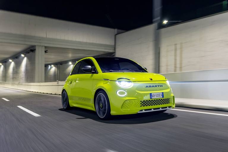 Abarth 500e (2022) rijdend, vooraanzicht