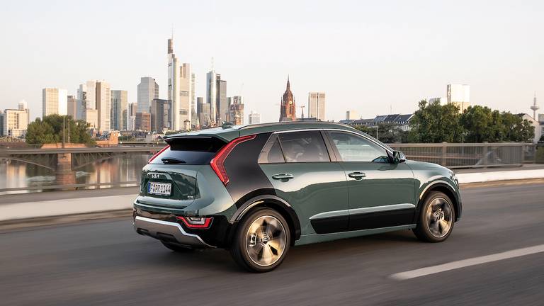 Kia Niro HEV (2022) rijdend, achteraanzicht