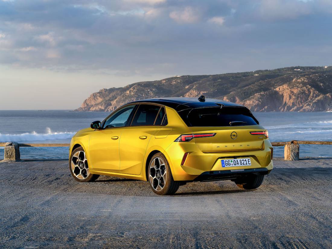 Opel Astra Hybrid 180 (2023) statisch, achteraanzicht
