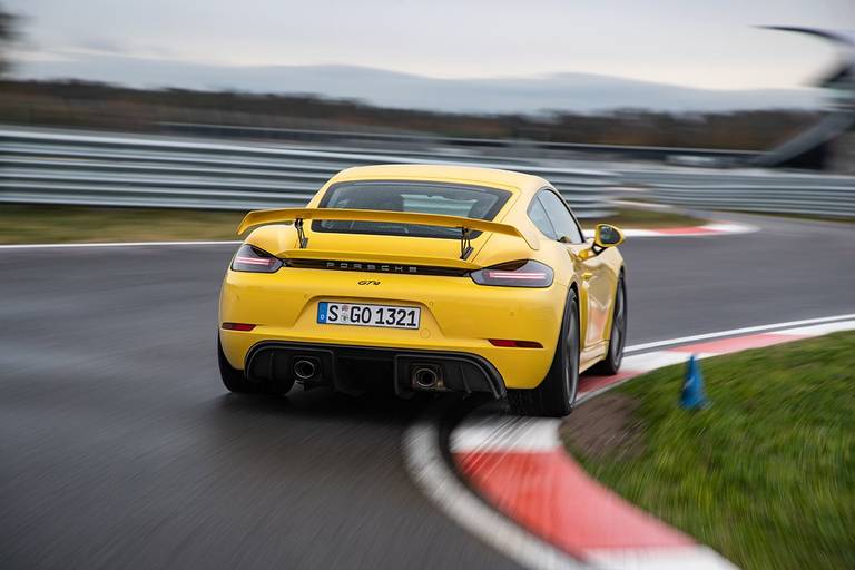 Porsche 718 Cayman GT4 (2022) rijdend, achteraanzicht