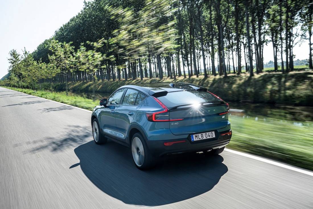 Volvo C40 Recharge Twin (2022) driving, rear view