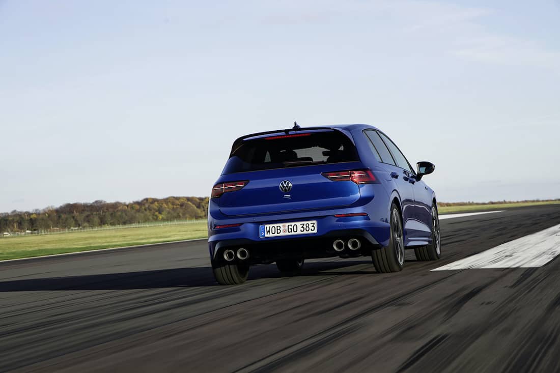 AS24 VW Golf 2021 rijdend achter