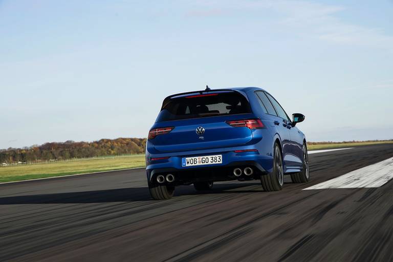 AS24 VW Golf 2021 rijdend achter