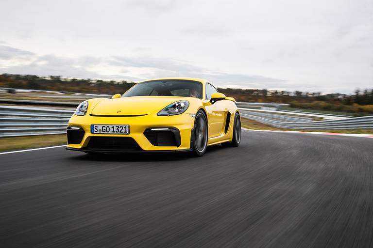 Porsche 718 Cayman GT4 (2022) rijdend, vooraanzicht