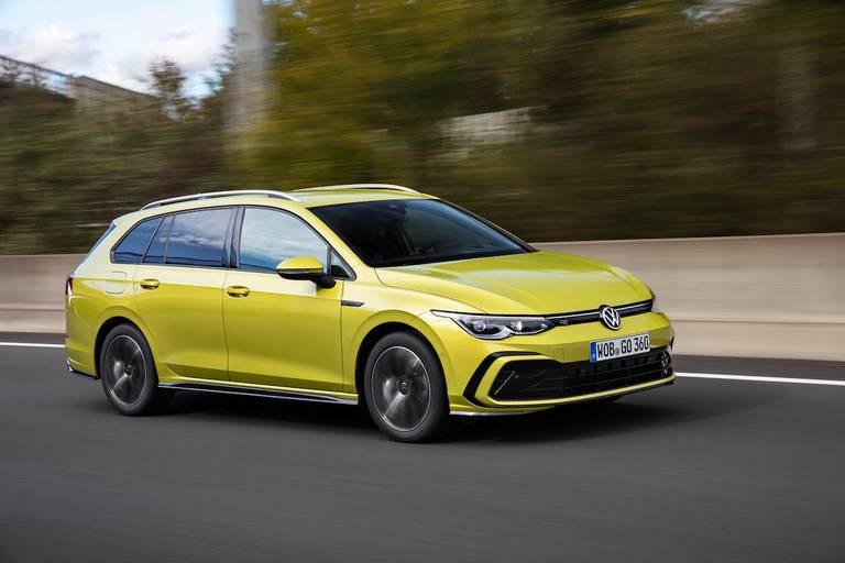 VW Golf Variant (2023) dynamic, front view