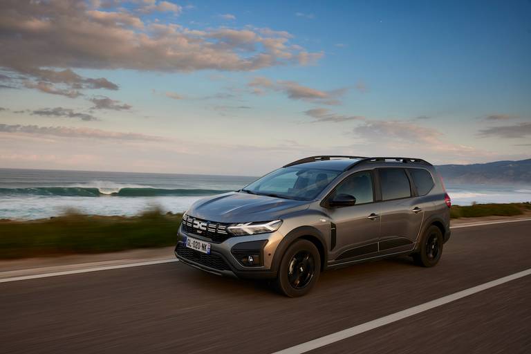 Dacia Jogger Hybrid (2023) rijdend, vooraanzicht