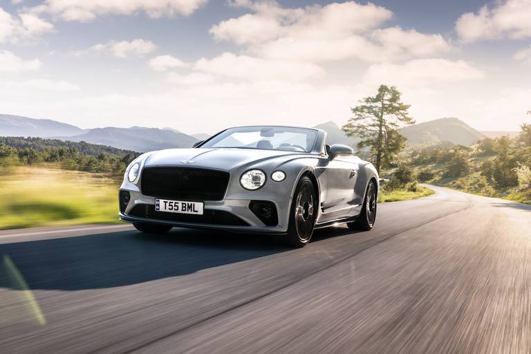Bentley Continental GT S & Flying Spur S (2022) rijdend, vooraanzicht