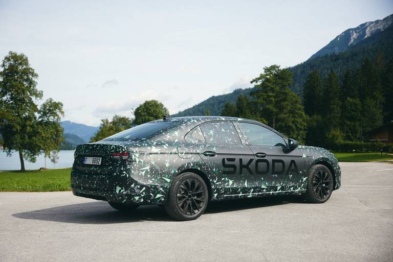 Skoda Superb berline (2023) static, rear view