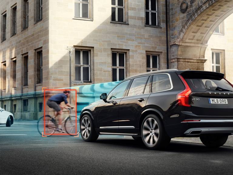 253952 Volvo Cars and POC develop world-first car-bike helmet crash test