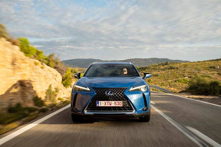 Lexus UX 300e rijdend frontaal