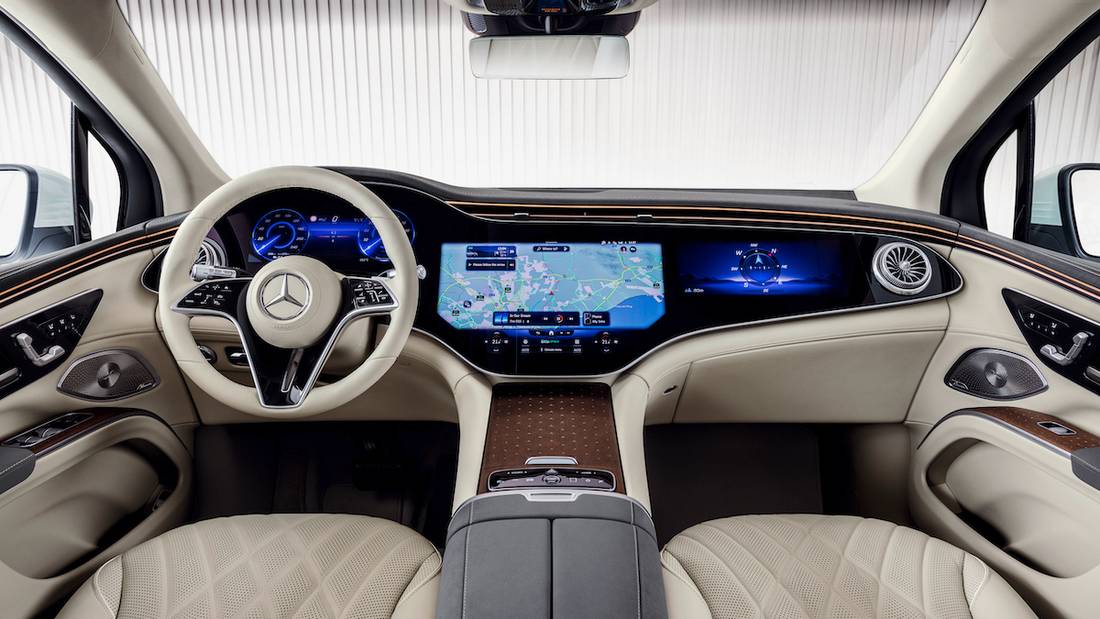 Mercedes EQS SUV (2022) hyperscreen
