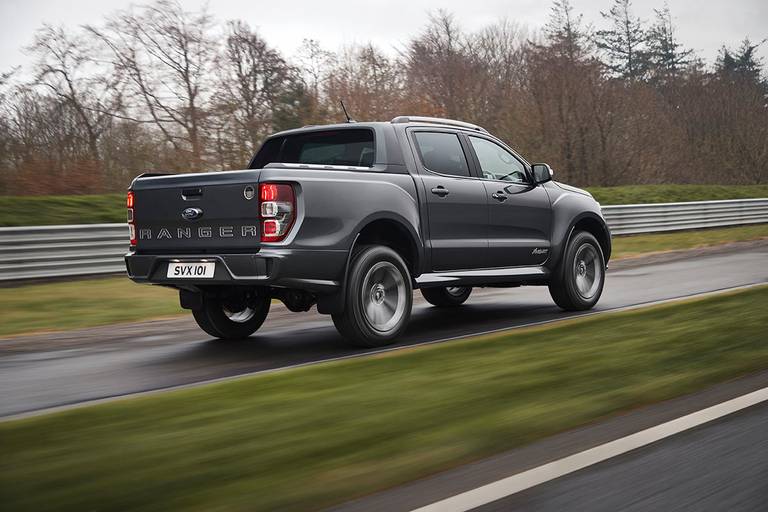 Ford Ranger MS-RT (2022) rijdend, achteraanzicht