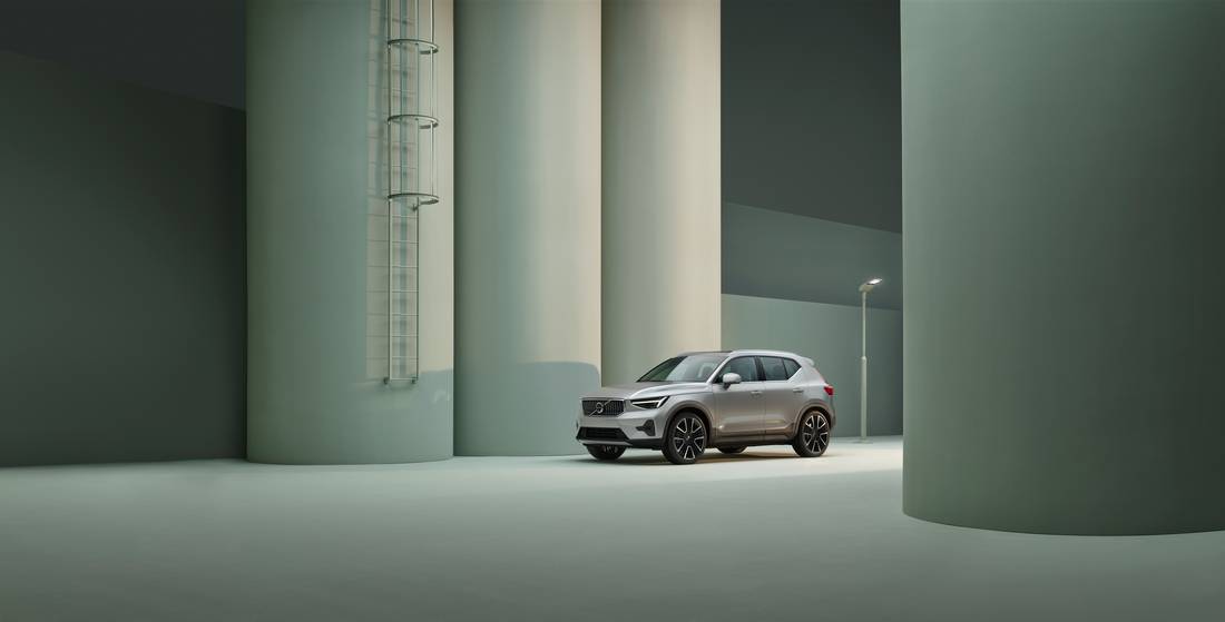 294990_XC40_B4_Silver_Dawn