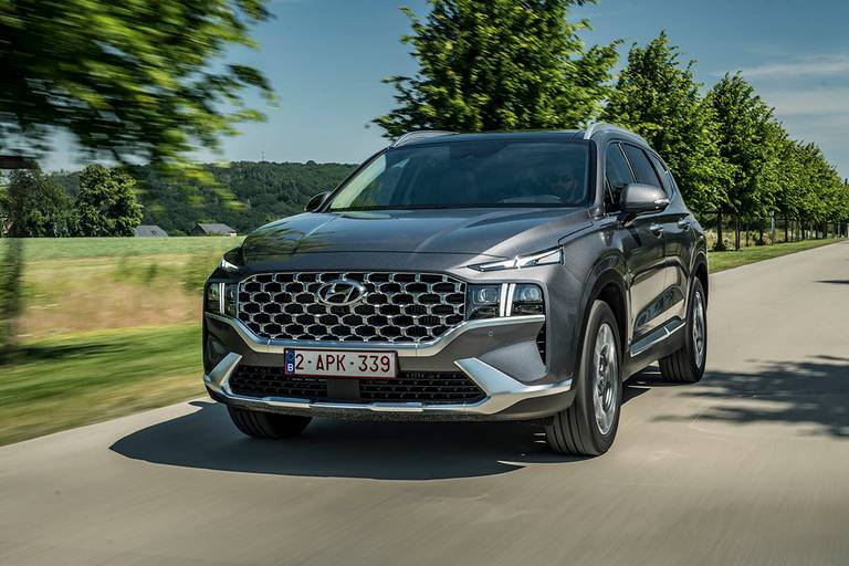 Hyundai Santa Fe Plug-in Hybrid (2022) rijdend, vooraanzicht